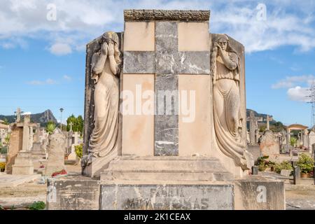 Pleurs, tombe de la famille Mut Tomas, cimetière Llucmajor, Majorque, Iles Baléares, Espagne. Banque D'Images