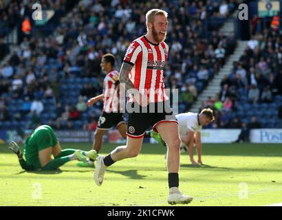 Oli McBurnie, de Sheffield United (au centre), célèbre le deuxième but du match du championnat Sky Bet au Deepdale Stadium, Preston. Date de la photo: Samedi 17 septembre 2022. Banque D'Images