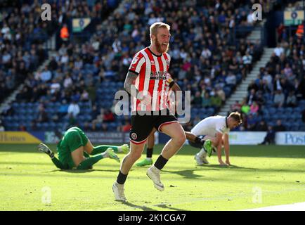 Oli McBurnie, de Sheffield United (au centre), célèbre le deuxième but du match du championnat Sky Bet au Deepdale Stadium, Preston. Date de la photo: Samedi 17 septembre 2022. Banque D'Images