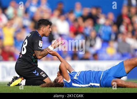 Gustavo Hamer de Coventry City s'est fouillé Hannibal Mejbri de Birmingham City, ce qui a donné une carte rouge et a été envoyé pendant le match du championnat Sky Bet à St Andrew's, Birmingham. Date de la photo: Samedi 17 septembre 2022. Banque D'Images