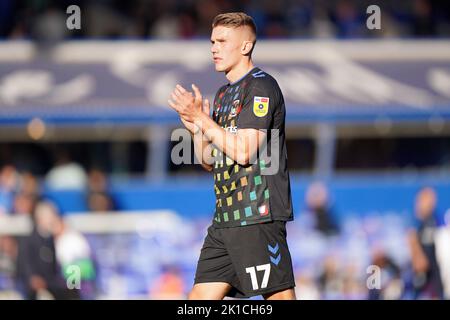 Viktor Gyokeres, de Coventry City, applaudit les fans après le coup de sifflet final du match du championnat Sky Bet à St Andrew's, Birmingham. Date de la photo: Samedi 17 septembre 2022. Banque D'Images