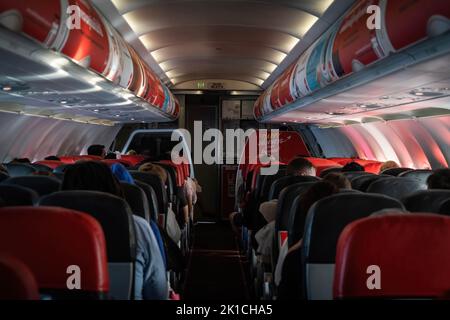 Bali, Indonésie. 16th septembre 2022. Les passagers sont vus dans leurs sièges avec les pare-soleil ouverts alors qu'un Airbus A320-200 Thai AirAsia (FD) se prépare à l'atterrissage à l'aéroport international de Ngurah Rai (Bandar Udara Internasional Ngurah Rai). La vie quotidienne à Bali, en Indonésie, alors que le tourisme reprend après la pandémie de Covid 19. Le gouvernement a tenté de relancer le tourisme en abaissant ou en supprimant toutes les exigences d'entrée pour les touristes étrangers. (Credit image: © Matt Hunt/SOPA Images via ZUMA Press Wire) Credit: ZUMA Press, Inc./Alamy Live News Banque D'Images