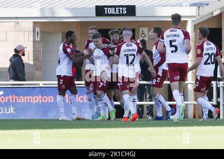 Sam Hoskins célèbre après avoir obtenu son score pour Northampton Town, pour prolonger son avance en le faisant 2 - 0 contre Rochdale, lors du match Sky Bet League 2 entre Northampton Town et Rochdale au PTS Academy Stadium, Northampton, le samedi 17th septembre 2022. Crédit : MI News & Sport /Alay Live News Banque D'Images