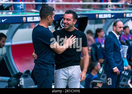 Barcelone, Espagne, 17, septembre 2022. Espagnol la Liga : FC Barcelone / Elche CF. Xavi Hernández (entraîneur-chef) et Francisco, entraîneur-chef d'Elche CF. Crédit : JG/Alay Live News Banque D'Images