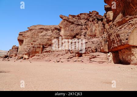 ELIFAZ, ISRAËL - 22 SEPTEMBRE 2017 : ce sont des formations érosives de grès rouge dans les rochers du parc naturel de Timna, qui sont appelés piliers Salomon Banque D'Images