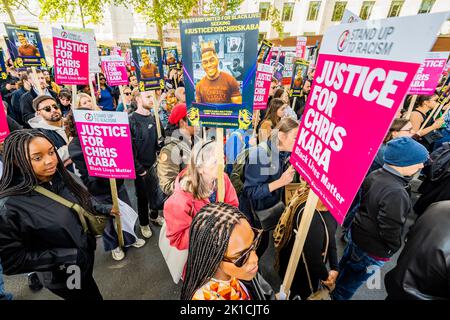 Londres, Royaume-Uni. 17th septembre 2022. Une manifestation devant New Scotland Yard à propos de la fusillade de Chris Kaba, par la police met. Ils ont exigé justice pour himn et sa famille. Crédit : Guy Bell/Alay Live News Banque D'Images