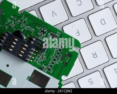 carte de circuit imprimé avec condensateurs de résistances sur un clavier d'ordinateur Banque D'Images