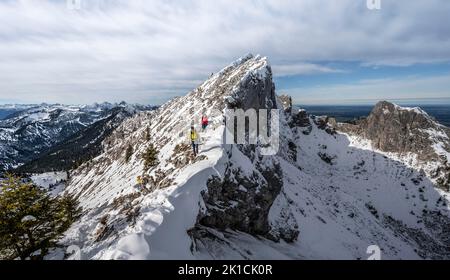 Deux alpinistes sur une étroite crête rocheuse enneigée, Fensterl sur le sentier de randonnée jusqu'à Ammergauer Hochplatte, en automne, Alpes d'Ammergau, Bavière, Allemagne Banque D'Images