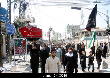 Rawalpindi, Punjab, Pakistan. 17th septembre 2022. Les musulmans chiites pakistanais qui adorent participer à une procession religieuse centrale. (Credit image: © Zubair Abbasi/Pacific Press via ZUMA Press Wire) Credit: ZUMA Press, Inc./Alay Live News Banque D'Images
