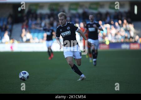 Londres, Royaume-Uni. 17th septembre 2022. Billy Mitchell de Millwall sur le ballon lors du match de championnat EFL Sky Bet entre Millwall et Blackpool à la Den, Londres, Angleterre, le 17 septembre 2022. Photo de Joshua Smith. Utilisation éditoriale uniquement, licence requise pour une utilisation commerciale. Aucune utilisation dans les Paris, les jeux ou les publications d'un seul club/ligue/joueur. Crédit : UK Sports pics Ltd/Alay Live News Banque D'Images