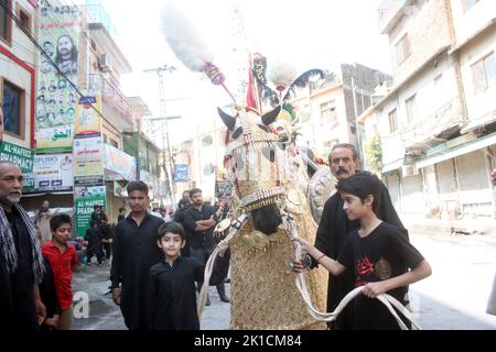 Rawalpindi, Punjab, Pakistan. 17th septembre 2022. Les musulmans chiites pakistanais qui adorent participer à une procession religieuse centrale. (Credit image: © Zubair Abbasi/Pacific Press via ZUMA Press Wire) Credit: ZUMA Press, Inc./Alay Live News Banque D'Images