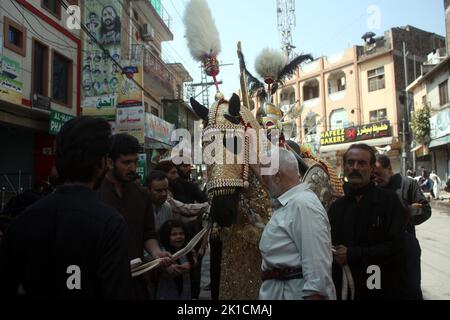Rawalpindi, Punjab, Pakistan. 17th septembre 2022. Les musulmans chiites pakistanais qui adorent participer à une procession religieuse centrale. (Credit image: © Zubair Abbasi/Pacific Press via ZUMA Press Wire) Credit: ZUMA Press, Inc./Alay Live News Banque D'Images