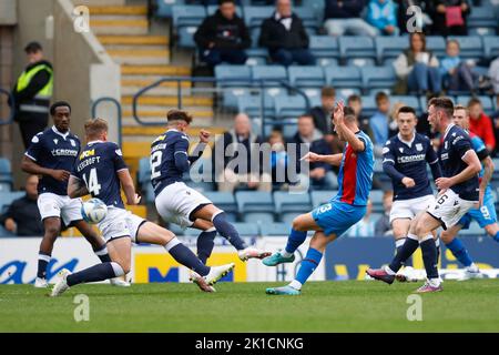 Dundee, Royaume-Uni. 17th septembre 2022. 17th septembre 2022 ; Dens Park, Dundee, Écosse : Scottish Championship football, Dundee versus Inverness Caledonian Thistle ; Cameron Harper of Inverness Caledonian Thistle obtient un égaliseur pour obtenir un score de 1-1 dans le crédit de 15th minutes : action plus Sports Images/Alay Live News Banque D'Images