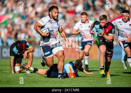 LONDRES, ROYAUME-UNI. 17th septembre 2022. Billy Vunipola de Saracens (au centre) est attaqué lors du match de rugby Gallagher Premiership Round 2 entre Harlequins et Saracens au stade Twickenham Stoop, le samedi 17 septembre 2022. LONDRES, ANGLETERRE. Credit: Taka G Wu/Alay Live News Banque D'Images