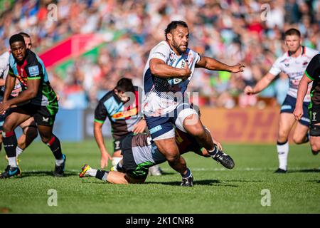 LONDRES, ROYAUME-UNI. 17th septembre 2022. Billy Vunipola de Saracens (au centre) est attaqué lors du match de rugby Gallagher Premiership Round 2 entre Harlequins et Saracens au stade Twickenham Stoop, le samedi 17 septembre 2022. LONDRES, ANGLETERRE. Credit: Taka G Wu/Alay Live News Banque D'Images