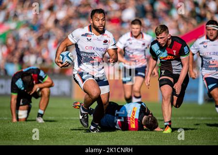 LONDRES, ROYAUME-UNI. 17th septembre 2022. Billy Vunipola de Saracens (au centre) est attaqué lors du match de rugby Gallagher Premiership Round 2 entre Harlequins et Saracens au stade Twickenham Stoop, le samedi 17 septembre 2022. LONDRES, ANGLETERRE. Credit: Taka G Wu/Alay Live News Banque D'Images