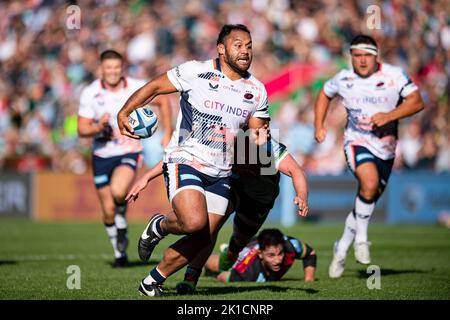 LONDRES, ROYAUME-UNI. 17th septembre 2022. Billy Vunipola de Saracens (au centre) est attaqué lors du match de rugby Gallagher Premiership Round 2 entre Harlequins et Saracens au stade Twickenham Stoop, le samedi 17 septembre 2022. LONDRES, ANGLETERRE. Credit: Taka G Wu/Alay Live News Banque D'Images