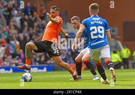 Glasgow, Royaume-Uni. 17th septembre 2022. Tony Watt de Dundee Utd et Leon King des Rangers lors du match cinch Premiership au stade Ibrox, à Glasgow. Le crédit photo devrait se lire: Neil Hanna / Sportimage Banque D'Images