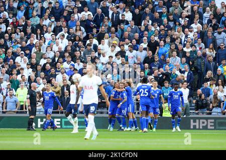 Tottenham, Londres, Royaume-Uni. 17th septembre 2022. Ballon de football de première ligue, Tottenham Hotspur versus Leicester City ; les joueurs de Leicester City célèbrent leur but d'équipe à partir de la zone de pénalité dans les 6th minutes pour 0-1. Crédit : action plus Sports/Alamy Live News Banque D'Images