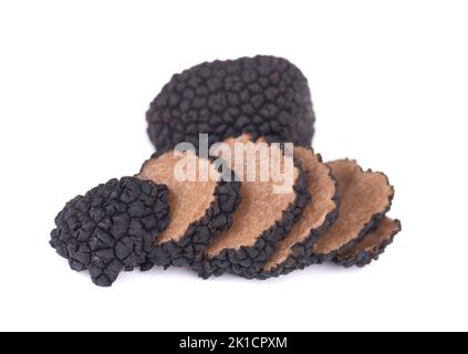 Truffes noires isolé sur un fond blanc. Truffe en tranches fraîches. Champignons Truffes exclusive délicatesse. Piquant et parfumé délicatesse française. Clippi Banque D'Images