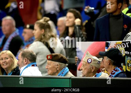 ARNHEM - anciens combattants aéroportés présents lors du match hollandais entre vitesse et FC Volendam au Gelredome sur 17 septembre 2022 à Arnhem, aux pays-Bas. PNA JEROEN PUTMANS Banque D'Images