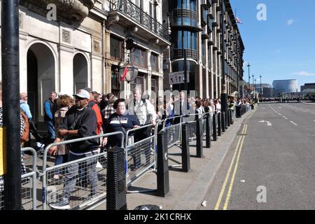 Des milliers de personnes y paient des derniers respects à la Reine à Westminster Hall . Une file d'attente de personnes presque trois miles de long avance progressivement la ligne a la capacité de s'étirer pour 10 miles , mais il n'y a pas de quarantee que tous ceux qui la joindra auront à déposer au-delà du cercueil . Les gens ont également mis en place un camp à l'extérieur de la station de métro de Westminster par ceux qui souhaitent voir le cortège funéraire lundi 19 septembre et ont campé là pendant des jours pour s'assurer qu'ils ont un siège à la première rangée ... Banque D'Images