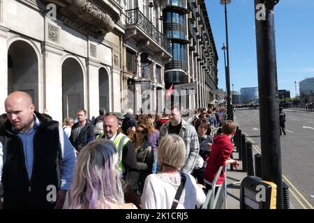 Des milliers de personnes y paient des derniers respects à la Reine à Westminster Hall . Une file d'attente de personnes presque trois miles de long avance progressivement la ligne a la capacité de s'étirer pour 10 miles , mais il n'y a pas de quarantee que tous ceux qui la joindra auront à déposer au-delà du cercueil . Les gens ont également mis en place un camp à l'extérieur de la station de métro de Westminster par ceux qui souhaitent voir le cortège funéraire lundi 19 septembre et ont campé là pendant des jours pour s'assurer qu'ils ont un siège à la première rangée ... Banque D'Images