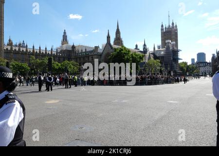 Des milliers de personnes y paient des derniers respects à la Reine à Westminster Hall . Une file d'attente de personnes presque trois miles de long avance progressivement la ligne a la capacité de s'étirer pour 10 miles , mais il n'y a pas de quarantee que tous ceux qui la joindra auront à déposer au-delà du cercueil . Les gens ont également mis en place un camp à l'extérieur de la station de métro de Westminster par ceux qui souhaitent voir le cortège funéraire lundi 19 septembre et ont campé là pendant des jours pour s'assurer qu'ils ont un siège à la première rangée ... Banque D'Images