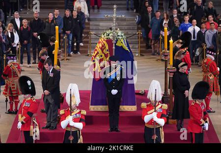 Les petits-enfants de la reine Elizabeth II (dans le sens des aiguilles d'une montre depuis le centre) le prince de Galles, Peter Phillips, James, le vicomte Severn, la princesse Eugénie, Le duc de Sussex, la princesse Beatrice, Lady Louise Windsor et Zara Tindall tiennent une veillée à côté du cercueil de leur grand-mère, qui est en état sur la catafalque à Westminster Hall, au Palais de Westminster, à Londres. Date de la photo: Samedi 17 septembre 2022. Banque D'Images