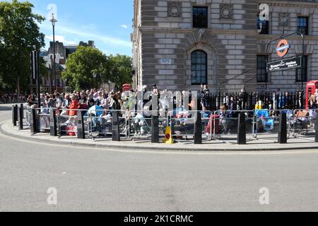 Des milliers de personnes y paient des derniers respects à la Reine à Westminster Hall . Une file d'attente de personnes presque trois miles de long avance progressivement la ligne a la capacité de s'étirer pour 10 miles , mais il n'y a pas de quarantee que tous ceux qui la joindra auront à déposer au-delà du cercueil . Les gens ont également mis en place un camp à l'extérieur de la station de métro de Westminster par ceux qui souhaitent voir le cortège funéraire lundi 19 septembre et ont campé là pendant des jours pour s'assurer qu'ils ont un siège à la première rangée ... Banque D'Images