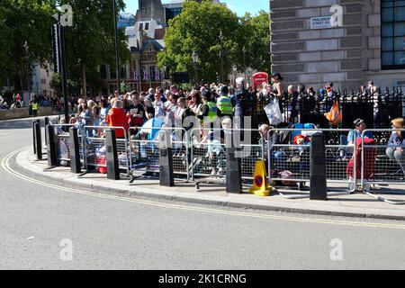 Des milliers de personnes y paient des derniers respects à la Reine à Westminster Hall . Une file d'attente de personnes presque trois miles de long avance progressivement la ligne a la capacité de s'étirer pour 10 miles , mais il n'y a pas de quarantee que tous ceux qui la joindra auront à déposer au-delà du cercueil . Les gens ont également mis en place un camp à l'extérieur de la station de métro de Westminster par ceux qui souhaitent voir le cortège funéraire lundi 19 septembre et ont campé là pendant des jours pour s'assurer qu'ils ont un siège à la première rangée ... Banque D'Images