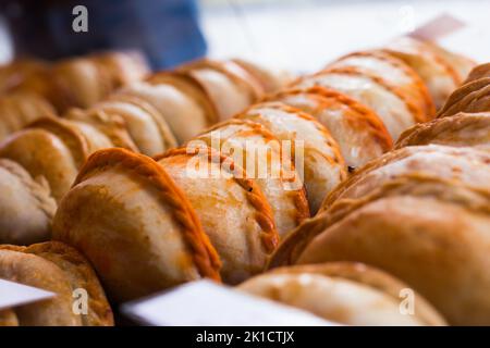 des empanadas fraîchement cuites avec différentes garnitures à vendre Banque D'Images