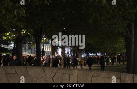 Les gens font la queue pour voir la reine dans l'état pendant 24 heures maintenant. La file d'attente est très longue et les gens doivent attendre beaucoup d'heures 16/9/2022 photos blitz Banque D'Images
