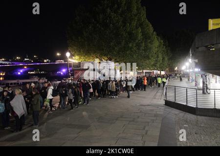 Les gens font la queue pour voir la reine dans l'état pendant 24 heures maintenant. La file d'attente est très longue et les gens doivent attendre beaucoup d'heures 16/9/2022 photos blitz Banque D'Images