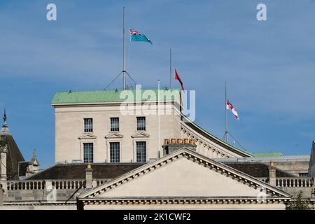 Londres, Royaume-Uni. 17th septembre 2022. Pleurer la mort de la reine Elizabeth II âgée de 96 ans. Foule près du palais de Buckingham. Crédit : Matthew Chattle/Alay Live News Banque D'Images