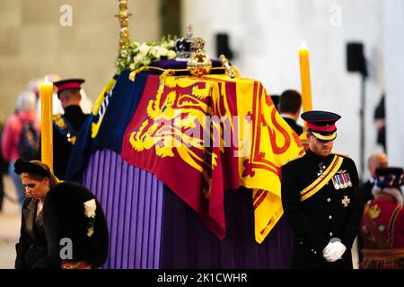 (De gauche à droite) la princesse Beatrice, le prince de Galles, le duc de Sussex, et Peter Phillips tiennent une veillée à côté du cercueil de leur grand-mère, la reine Elizabeth II, qui se trouve sur la catafalque à Westminster Hall, au Palais de Westminster, à Londres. Date de la photo: Samedi 17 septembre 2022. Banque D'Images