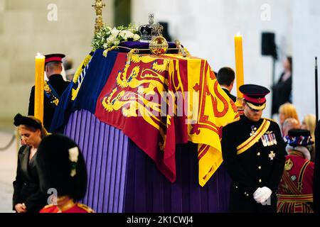 (De gauche à droite) la princesse Beatrice, le prince de Galles, le duc de Sussex, et Peter Phillips tiennent une veillée à côté du cercueil de leur grand-mère, la reine Elizabeth II, qui se trouve sur la catafalque à Westminster Hall, au Palais de Westminster, à Londres. Date de la photo: Samedi 17 septembre 2022. Banque D'Images