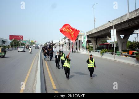 Rawalpindi, Punjab, Pakistan. 17th septembre 2022. Les musulmans chiites pakistanais qui adorent participer à une procession religieuse centrale. (Credit image: © Zubair Abbasi/Pacific Press via ZUMA Press Wire) Credit: ZUMA Press, Inc./Alay Live News Banque D'Images