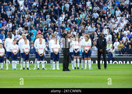 Tottenham, Londres, Royaume-Uni. 17th septembre 2022. Football de première ligue, Tottenham Hotspur versus Leicester City; chant de l'hymne national, Dieu Save the King, dirigé par Lanya Matthews Credit: Action plus Sports/Alay Live News Banque D'Images