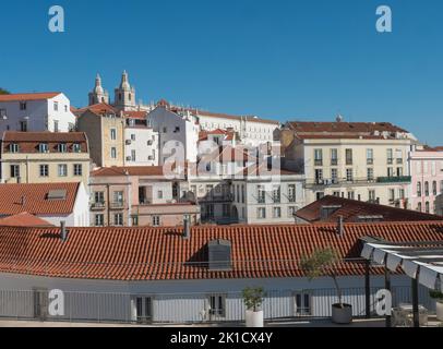 Lisbonne, Portugal, 24 octobre 2021: Vue de la place Largo das portas do sol sur les toits du quartier médiéval d'Alfama à Lisbonne, jour ensoleillé, ciel bleu. Banque D'Images