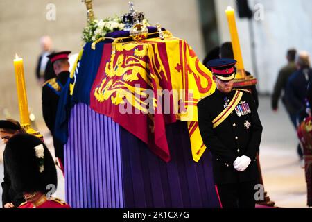 (De gauche à droite) la princesse Beatrice, le prince de Galles, le duc de Sussex, et Peter Phillips tiennent une veillée à côté du cercueil de leur grand-mère, la reine Elizabeth II, qui se trouve sur la catafalque à Westminster Hall, au Palais de Westminster, à Londres. Date de la photo: Samedi 17 septembre 2022. Banque D'Images