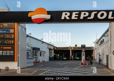 Cala d'Or, Espagne; septembre 10 2022: Station de service et de ravitaillement de la société multinationale Repsol, au coucher du soleil. Île de Majorque, Espagne Banque D'Images