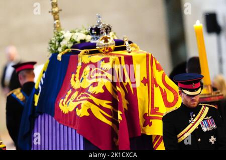 (De gauche à droite) le prince de Galles et le duc de Sussex tiennent une veillée à côté du cercueil de leur grand-mère, la reine Elizabeth II, comme il est en état sur la catafalque à Westminster Hall, au Palais de Westminster, à Londres. Date de la photo: Samedi 17 septembre 2022. Banque D'Images