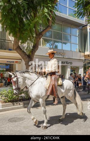 Homme dans le costume traditionnel espagnol équitation pendant la journée annuelle de cheval. Fuengirola, Andalousie, Costa del sol, Espagne. Banque D'Images