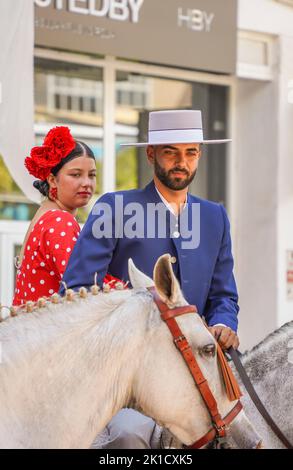 Homme et femme en costumes traditionnels espagnols équitation pendant la journée annuelle du cheval. Fuengirola, Andalousie, Costa del sol, Espagne. Banque D'Images