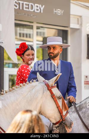 Homme et femme en costumes traditionnels espagnols équitation pendant la journée annuelle du cheval. Fuengirola, Andalousie, Costa del sol, Espagne. Banque D'Images