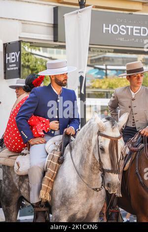 Homme et femme en costumes traditionnels espagnols équitation pendant la journée annuelle du cheval. Fuengirola, Andalousie, Costa del sol, Espagne. Banque D'Images