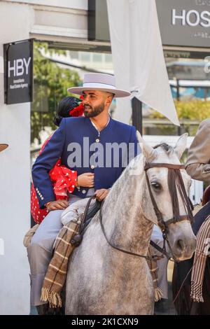 Homme et femme en costumes traditionnels espagnols équitation pendant la journée annuelle du cheval. Fuengirola, Andalousie, Costa del sol, Espagne. Banque D'Images