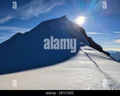 Ascension du sommet entre le combin de valsorey et le combin de Grafeneire sur le grand massif du combin. promenez-vous sur les glaciers Banque D'Images