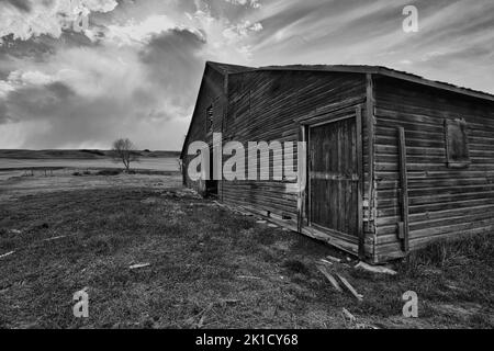 Photo en échelle de gris d'une ancienne grange en bois de Standard, Alberta, Canada Banque D'Images